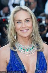 组图：莎朗斯通不服老 深V长裙袒露八字奶