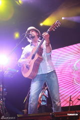 组图：杰森玛耶兹香港开唱 演唱会座无虚席