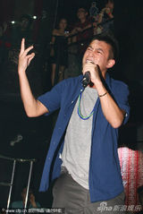 组图：陈冠希深夜酒吧演出 眼神迷离脸涨通红