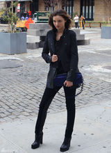 幻灯图集：米兰达-可儿拍广告 手牵蓝气球招摇过市