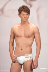 组图：“大只男”陈景国亚洲先生泳装秀遭胸袭  