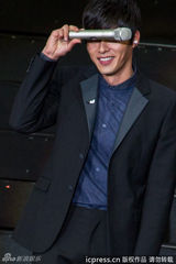 高清组图：玄彬上海开唱 与粉丝合影自拍乐陶陶