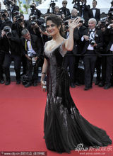 组图：海耶克戛纳携夫走秀 深V黑裙大秀傲人双峰