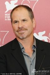 《巴尼的人生》记者会  女演员罗莎蒙德和男星谈笑