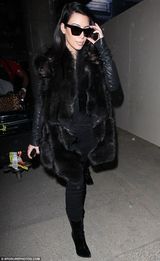 组图：卡戴珊奢华皮草遮孕肚 踩高跟鞋酷劲十足