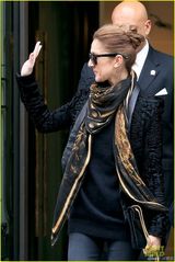 组图：席琳-迪翁法国开唱 性感开胸装魅力四射