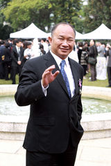 组图：何鸿燊获颁大紫荆勋章 神采奕奕携全家出席