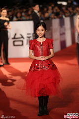 组图：《激战》李馨巧小红纺裙亮相乖巧惹人怜