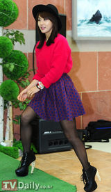 组图：韩星河智苑可爱迷你短裙亮相新书签名会