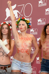 组图：《乌克兰不是妓院》女子半裸大闹发布会