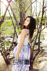 高清组图：何洁冬日清凉拍照 秀腿露臂无惧寒风