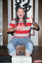 组图：马修连恩体验泡脚 一脸陶醉好舒爽