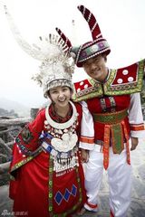 组图：何洁赫子铭民族婚纱照曝光 9月在京完婚