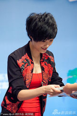 组图：李宇春紧身红衣小露沟 与粉丝互动引尖叫