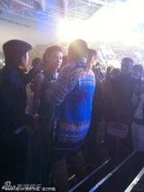 组图：张柏芝商演似遇突发状况 望远方神情紧张