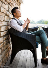 组图：于小伟街拍 熟男魅力演绎英伦回潮