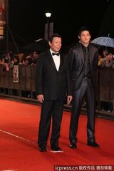 组图：金钟奖红毯寇世勋携儿子压轴亮相
