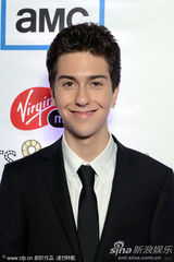 组图：莉莉亮相《作家们》首映 施瓦辛格儿子帅气