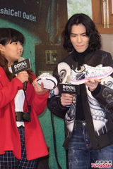 组图：萧敬腾亮相签书会长发飘飘 粉丝挤爆现场