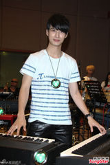 组图：严爵害羞不露人鱼线 女记者上阵验收