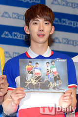 组图：韩团2AM出席签名会 运动风展青春活力