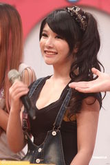 组图：吴宗宪开心过生日赞爱女 避谈高凌风婚变