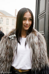 组图：霍思燕Angelababy林鹏盛装亮相巴黎时装周