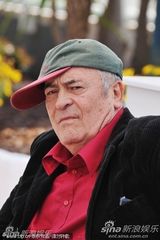 高清组图：戛纳终身成就奖得主贝托鲁奇坐轮椅亮相