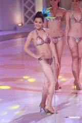 组图：港姐总决选  众佳丽性感泳装亮相