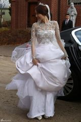 高清图：允儿曝婚礼花絮照 变清纯优雅最美新娘