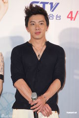 组图：汪东城携具惠善亮相新剧发布会自曝秀身材