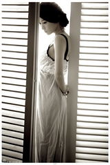 组图：毛俊杰穿低胸纱裙拍写真 秀身材散发女人魅力