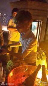 组图：郭敬明庆三十岁生日 与友人豪饮开派对