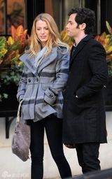 组图：布莱克-莱弗利和前男友佩恩片场深情拥抱