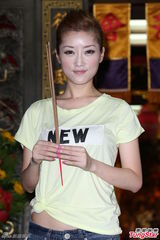 组图：李娅莎台湾拜神 仍不放弃发展台语歌曲