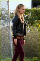 组图：娜塔莉-波特曼爆乳现身片场 老公携萌子探班