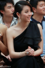 组图：黄小蕾受邀看秀 黑色礼服尽显高贵