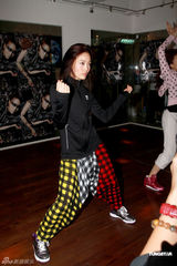 高清图：容祖儿为演唱会彩排 地狱式拉筋刻苦训练