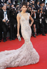 高清组图：伊娃-朗格利亚长裙亮相戛纳红毯