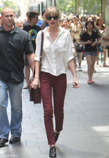 组图：泰勒-斯威夫特穿白衬衫配长裤轻松购物