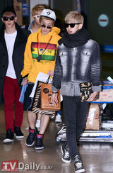 组图：众星结束金唱片返韩 具荷拉素颜SJ裹冬衣