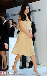 组图：韩星全智贤出席活动无袖长裙显优雅