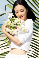 组图：王丽坤海岸写真素雅气质人比花娇