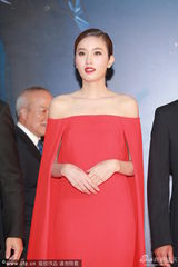 组图：最美变性人poy红裙性感 笑容迷人秀裸肩