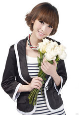 高清组图：女主播柳岩古裙出镜 坎坷追梦路不言悔