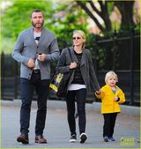 组图：娜奥米-沃兹与老公情侣装出游 可爱儿子缠老爸