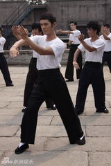 幻灯图：《叶问2》曝剧照 黄晓明向甄子丹行跪拜礼