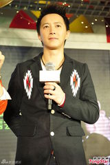 组图：韩庚前导画册狂热签售 粉丝蜂拥而至