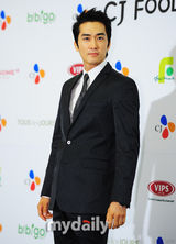 组图：宋承宪Rain出席活动 宋允儿申世京黑白配