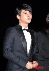 组图：徐仁国帅气亮相 剪刀手卖萌